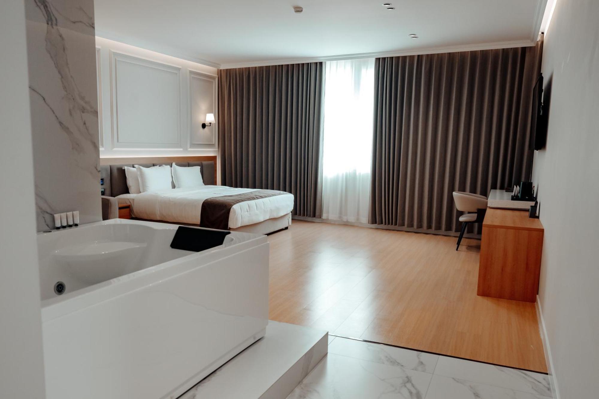 Holiday Hotel Rinas Exterior foto