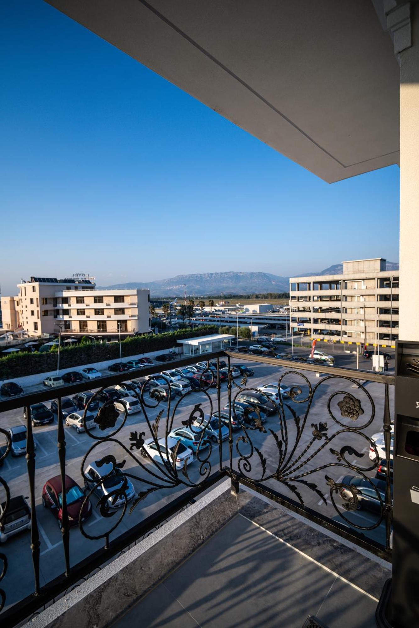 Holiday Hotel Rinas Exterior foto